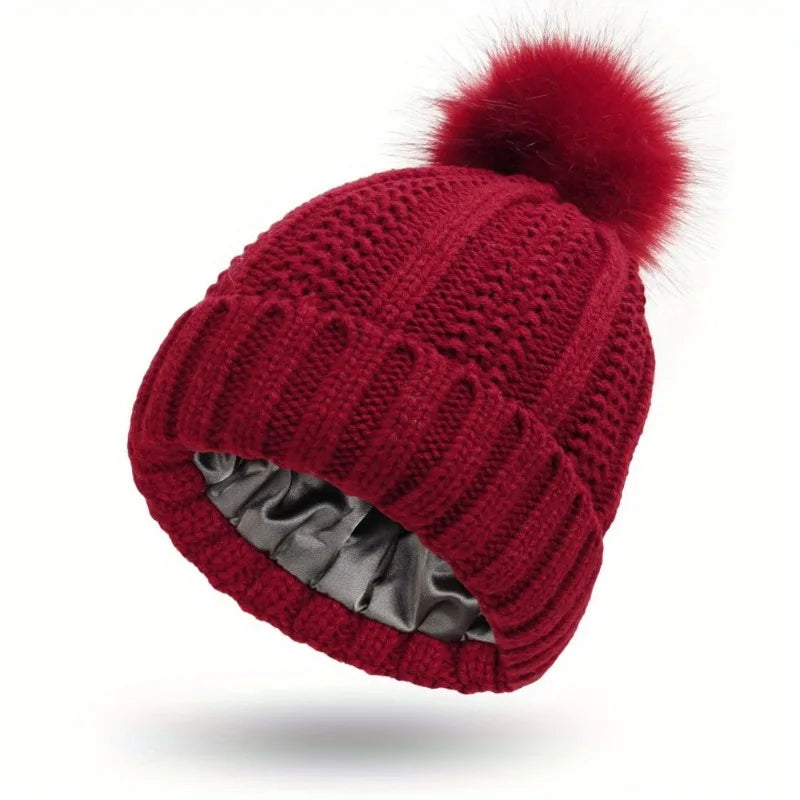 Bonnet Doublé Satin avec Pompon : Protection hivernale et soin capillaire ultime