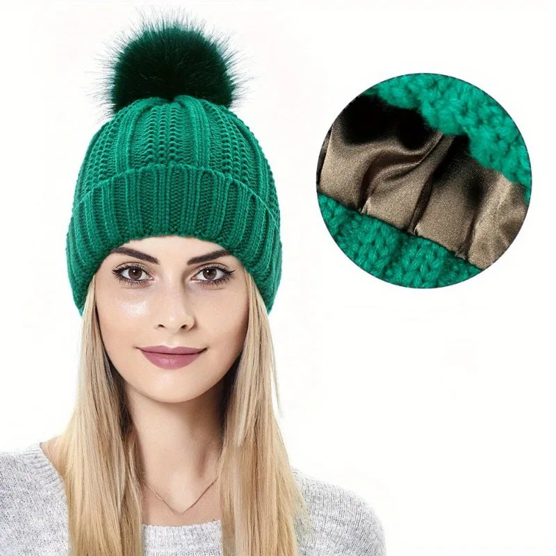 Bonnet Doublé Satin avec Pompon : Protection hivernale et soin capillaire ultime