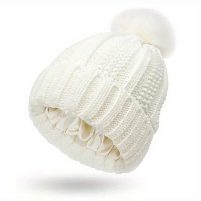 Bonnet Doublé Satin avec Pompon : Protection hivernale et soin capillaire ultime